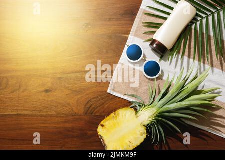 Piatto di oggetti diversi per le vacanze in spiaggia Foto Stock