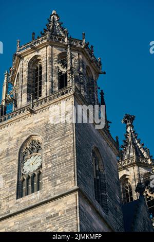 Torri medievali della Cattedrale di Magdeburgo nel centro storico di Magdeburgo in Germania Foto Stock