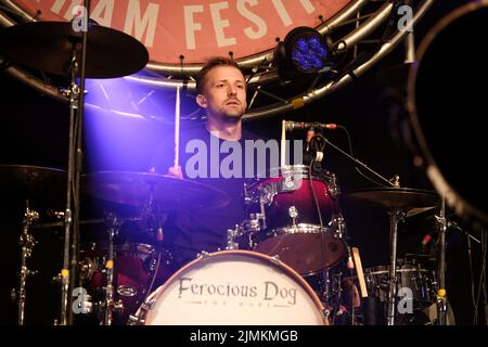 Luke Grainger, batterista e percussionista con il gruppo folk britannico ferocious Dog suona dal vivo sul palco al Wickham Festival. Ferocious Dog è un gruppo di sei pezzi che si occupa di una vena vibrante di punk rock infuso dai Celtic-folk, comodamente adagiato tra Billy Bragg e i Levelers. La band ha headline tour del Regno Unito e dell'Europa, eseguito in Kenya e Dubai, festival come Bearded Theory, Alchemy, Deerstock, Farmer Phil's Festival, Splendor, Lowlands (Paesi Bassi), Glastonbury Festival e Beautiful Days tra molti altri. (Foto di Dawn Fletcher-Park/SOPA Images/Sipa USA) Foto Stock