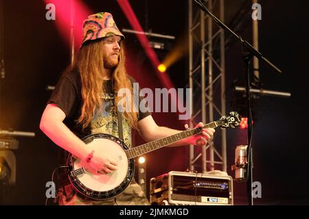 Sam Wood, Banjo, Mandolin, bouzouki, chitarra acustica, Fischietti e fisarmonicista con la band folk britannica ferocious Dog si esibisce dal vivo sul palco al Wickham Festival. Ferocious Dog è un gruppo di sei pezzi che si occupa di una vena vibrante di punk rock infuso dai Celtic-folk, comodamente adagiato tra Billy Bragg e i Levelers. La band ha headline tour del Regno Unito e dell'Europa, eseguito in Kenya e Dubai, festival come Bearded Theory, Alchemy, Deerstock, Farmer Phil's Festival, Splendor, Lowlands (Paesi Bassi), Glastonbury Festival e Beautiful Days tra molti altri. (Foto di Dawn Fletcher- Foto Stock