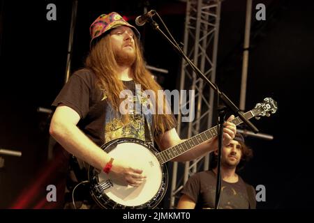 Sam Wood, Banjo, Mandolin, bouzouki, chitarra acustica, Fischietti e fisarmonicista con la band folk britannica ferocious Dog si esibisce dal vivo sul palco al Wickham Festival. Ferocious Dog è un gruppo di sei pezzi che si occupa di una vena vibrante di punk rock infuso dai Celtic-folk, comodamente adagiato tra Billy Bragg e i Levelers. La band ha headline tour del Regno Unito e dell'Europa, eseguito in Kenya e Dubai, festival come Bearded Theory, Alchemy, Deerstock, Farmer Phil's Festival, Splendor, Lowlands (Paesi Bassi), Glastonbury Festival e Beautiful Days tra molti altri. (Foto di Dawn Fletcher- Foto Stock