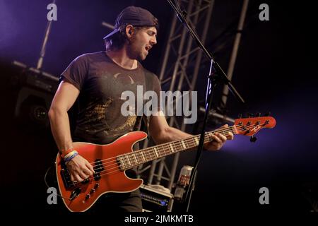 Nick Wragg, bassista della band folk britannica ferocious Dog suona dal vivo sul palco al Wickham Festival. Ferocious Dog è un gruppo di sei pezzi che si occupa di una vena vibrante di punk rock infuso dai Celtic-folk, comodamente adagiato tra Billy Bragg e i Levelers. La band ha headline tour del Regno Unito e dell'Europa, eseguito in Kenya e Dubai, festival come Bearded Theory, Alchemy, Deerstock, Farmer Phil's Festival, Splendor, Lowlands (Paesi Bassi), Glastonbury Festival e Beautiful Days tra molti altri. (Foto di Dawn Fletcher-Park/SOPA Images/Sipa USA) Foto Stock