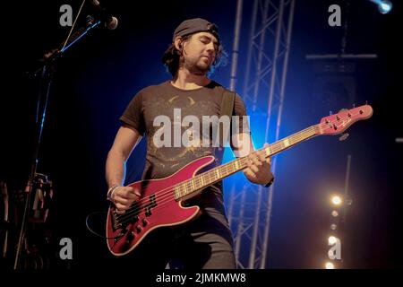 Nick Wragg, bassista della band folk britannica ferocious Dog suona dal vivo sul palco al Wickham Festival. Ferocious Dog è un gruppo di sei pezzi che si occupa di una vena vibrante di punk rock infuso dai Celtic-folk, comodamente adagiato tra Billy Bragg e i Levelers. La band ha headline tour del Regno Unito e dell'Europa, eseguito in Kenya e Dubai, festival come Bearded Theory, Alchemy, Deerstock, Farmer Phil's Festival, Splendor, Lowlands (Paesi Bassi), Glastonbury Festival e Beautiful Days tra molti altri. (Foto di Dawn Fletcher-Park/SOPA Images/Sipa USA) Foto Stock