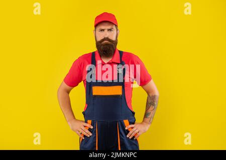 serio liberista in abiti da lavoro su sfondo giallo Foto Stock