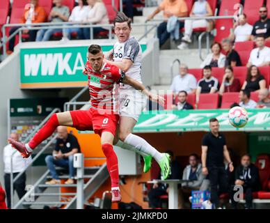 Augusta, Germania. 6th ago 2022. Jeffrey Gouweleeuw (L) del FC Augsburg vies con Michael Gregoritsch del SC Friburgo durante la prima divisione tedesca Bundesliga partita di calcio tra FC Augsburg e SC Friburgo in Augsburg, Germania, 6 agosto 2022. Credit: Philippe Ruiz/Xinhua/Alamy Live News Foto Stock