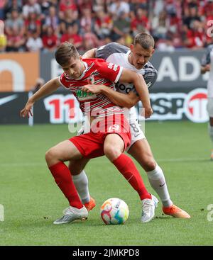 Augusta, Germania. 6th ago 2022. Elvis Rexhbecaj (L) del FC Augsburg vies con Maximilian Eggestein del SC Friburgo durante la prima divisione tedesca Bundesliga partita di calcio tra FC Augsburg e SC Friburgo in Augsburg, Germania, 6 agosto 2022. Credit: Philippe Ruiz/Xinhua/Alamy Live News Foto Stock
