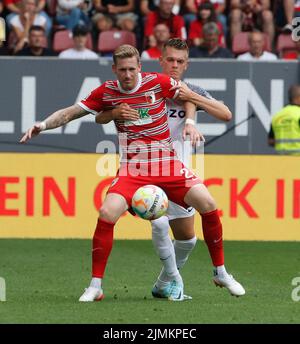 Augusta, Germania. 6th ago 2022. Andre Hahn (L) del FC Augsburg vies con Matthias Ginter del SC Freiburg durante la prima divisione tedesca Bundesliga partita di calcio tra FC Augsburg e SC Freiburg ad Augsburg, Germania, 6 agosto 2022. Credit: Philippe Ruiz/Xinhua/Alamy Live News Foto Stock