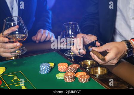 L uomo è il taglio di sigaro nel casinò Foto Stock