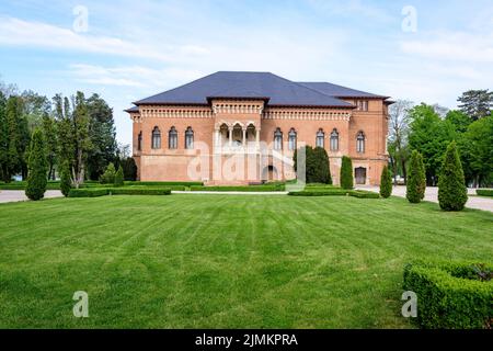 Vecchio edificio storico a Palazzo Mogosoaia (Palatul Mogosoaia) vicino al lago e al parco, un'attrazione fine settimana vicino a Bucarest, Romania, in una sp soleggiata Foto Stock