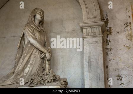 Statua su una vecchia tomba - inizio 1800, marmo - situata nel cimitero di Genova, Italia Foto Stock