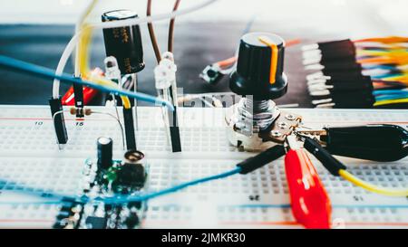 tecnologia elettronica breadboard cavi colorati Foto Stock