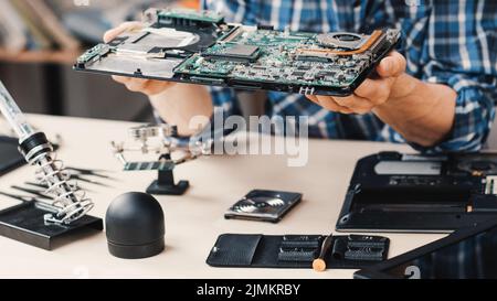 computer riparazione negozio disassemblato laptop dispositivo Foto Stock