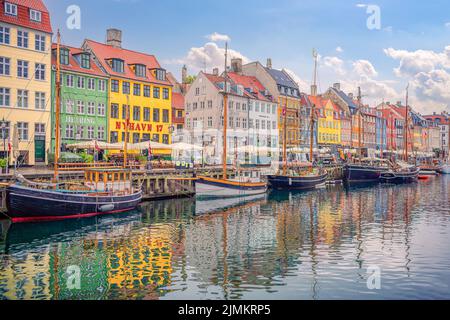 Molti ristoranti, caffetterie e bar popolari nelle vecchie case colorate sul lungomare di Nyhavn. Copenaghen, Danimarca. Foto Stock