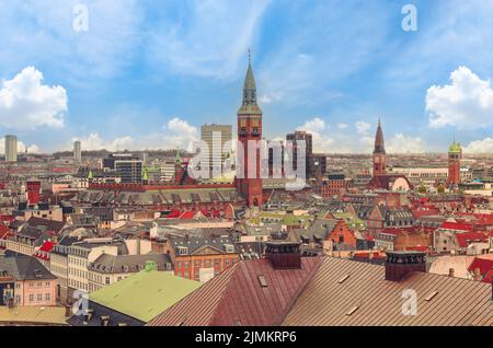 Vista panoramica dei tetti degli edifici nella parte centrale della città vecchia e della torre del Municipio di Copenaghen. Copenaghen, Denm Foto Stock