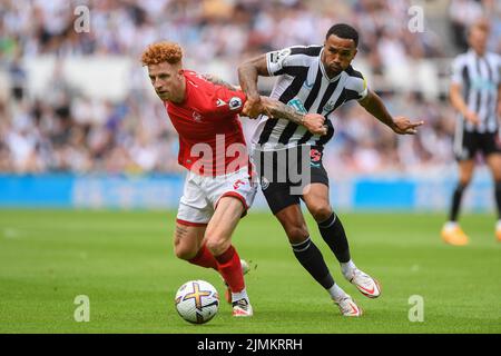 Jack Colback of Nottingham Forest batte con Callum Wilson of Newcastle United durante la partita della Premier League tra Newcastle United e Nottingham Forest al St. James's Park, Newcastle sabato 6th agosto 2022. (Credit: Jon Hobley | MI News) Credit: MI News & Sport /Alamy Live News Foto Stock