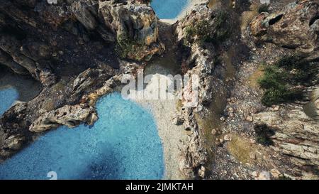 Vista aerea dal drone volante dell'isola rocciosa nell'oceano Atlantico Foto Stock