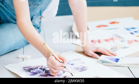 creativo tempo libero artista femminile pittura acquerello Foto Stock