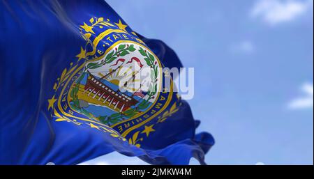 La bandiera statunitense del New Hampshire sventola nel vento Foto Stock