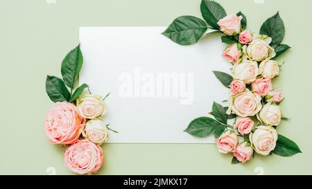 carta bianca bianca rosa composizione decorativa Foto Stock