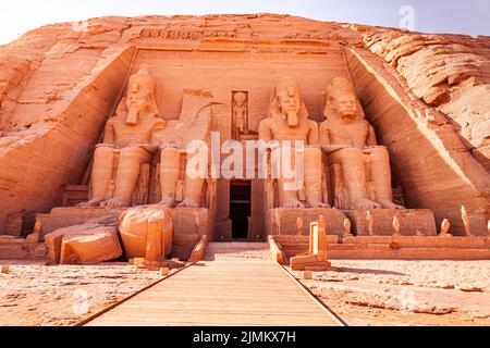 Statua di Ramses II seduto al Tempio di Ramses II Grande nel Villaggio di Abu Simbel. Foto Stock