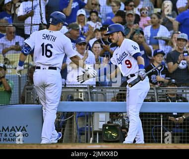 Los Angeles, Stati Uniti. 07th ago 2022. Los Angeles Dodgers Will Smith (16) è accolto dal compagno di squadra Gavin Lux (9) dopo aver colpito una casa solista fuori San Diego Padres lanciando il lanciatore Mike Clevinger durante il secondo inning al Dodger Stadium il Sabato 6 agosto 2022. Foto di Jim Ruymen/UPI Credit: UPI/Alamy Live News Foto Stock