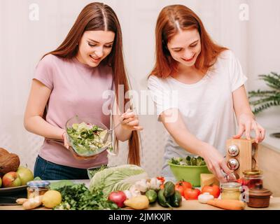 famiglia unity cucina tempo libero sorelle insalata cucina Foto Stock