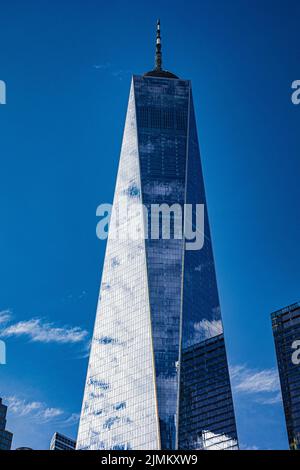 Un colpo verticale della Freedom Tower, conosciuta anche come One World Trade Center contro il cielo blu di Manhattan Foto Stock