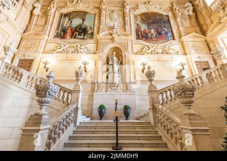 Scala in marmo in palazzo storico con interni di lusso - Palazzo reale Savoia, Torino, Italia Foto Stock