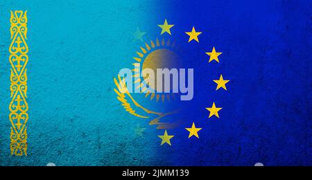 Bandiera dell'Unione europea con bandiera nazionale del Kazakistan. Grunge sfondo Foto Stock