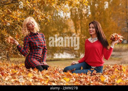 Due belle ragazze amici divertirsi nel parco autunnale Foto Stock