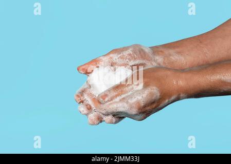 Lateralmente si lavano le mani con sapone bianco Foto Stock