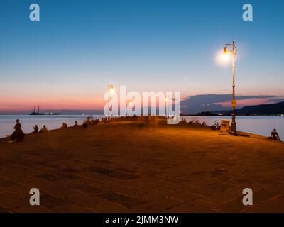 Trieste, Italia - Giugno 25 2022: Molo Audace Pier, già Molo San Carlo in serata al tramonto Foto Stock