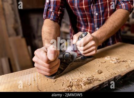 Primo piano uomo che lavora con il legno Foto Stock