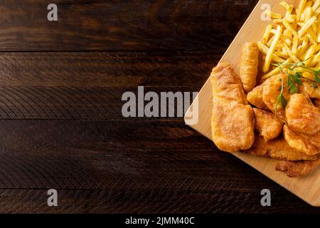 Vista dall'alto fish chips tagliere con spazio per le copie Foto Stock