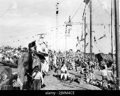 GLORIA GRAHAME e CORNEL WILDE (baciando sull'elefante) e DOROTHY LAMOUR (cima della carrozza con palloncini) in scena / Parata enorme Circus con udienza e acrobati nella PIÙ GRANDE MOSTRA SULLA TERRA 1952 regista CECIL B. DeMILLE Paramount Pictures Foto Stock