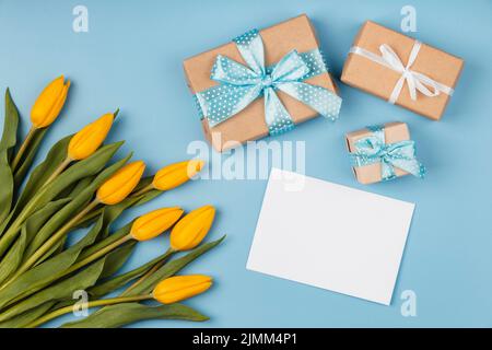 Tulipani gialli con carta regalo vuota Foto Stock