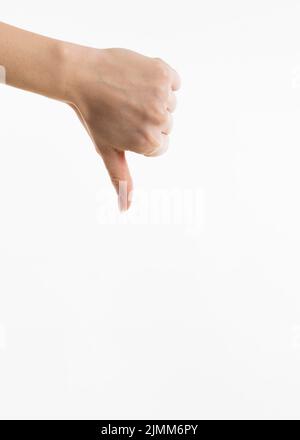 La mano della vista anteriore mostra i pollici verso il basso Foto Stock