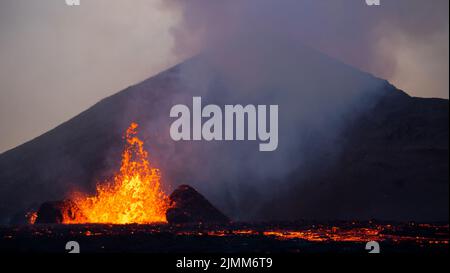 La lava si spatterò durante una piccola eruzione vulcanica nel Monte Fagradersfjall, nel sud-ovest dell'Islanda, nell'agosto 2022. Foto Stock