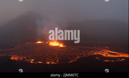 La lava si spatterò durante una piccola eruzione vulcanica nel Monte Fagradersfjall, nel sud-ovest dell'Islanda, nell'agosto 2022. Foto Stock