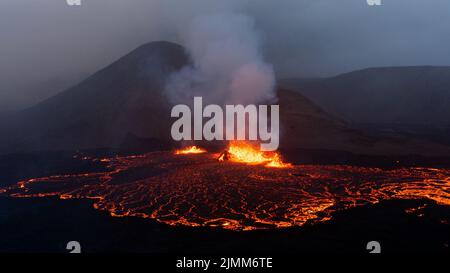 La lava si spatterò durante una piccola eruzione vulcanica nel Monte Fagradersfjall, nel sud-ovest dell'Islanda, nell'agosto 2022. Foto Stock