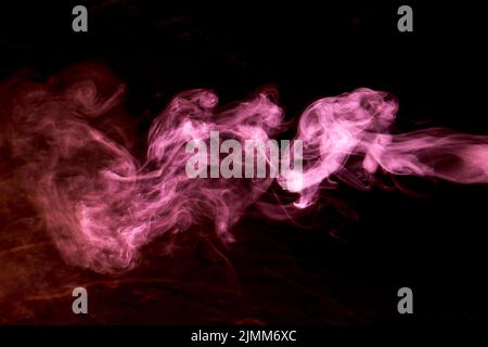 Nuvole di fumo rosa sfondo nero Foto Stock