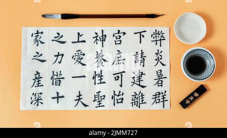 Vista dall'alto composizione simboli cinesi scritti con inchiostro Foto Stock