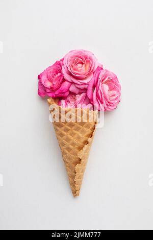 Cono gelato con rose Foto Stock