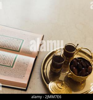 Concetto di Ramadan con date di corano Foto Stock