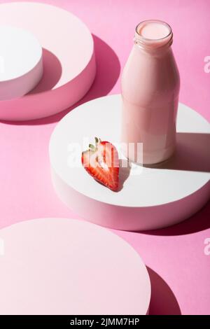 Bottiglia di frullato di fragola ad angolo alto Foto Stock