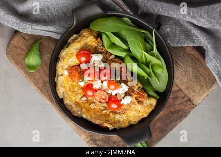 Omelette con tagliere di pomodori al formaggio Foto Stock