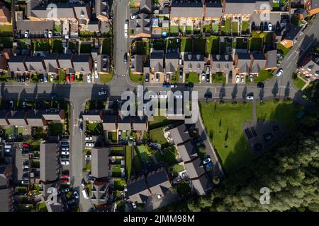 Case aeree residenziali Inghilterra drone sopra Vista Estate Blue Sky Estate Agente 2022 Foto Stock