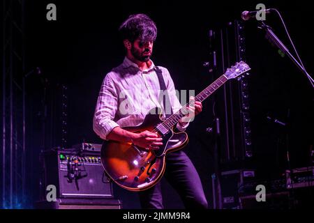 Montalto delle Marche, Italia. 06th ago 2022. Alessandro Guercini della rock band italiana alternativa Fast Animals and Slow Kids si esibisce nel concerto dal vivo. (Foto di Mairo Cinquetti/SOPA Images/Sipa USA) Credit: Sipa USA/Alamy Live News Foto Stock