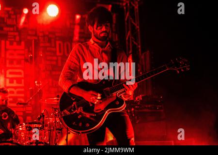 Montalto delle Marche, Italia. 06th ago 2022. Alessandro Guercini della rock band italiana alternativa Fast Animals and Slow Kids si esibisce nel concerto dal vivo. Credit: SOPA Images Limited/Alamy Live News Foto Stock