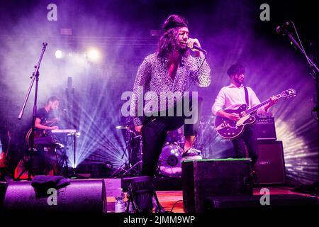 Montalto delle Marche, Italia. 06th ago 2022. Nel concerto dal vivo si esibisce l'Aimone Romizi della band rock italiana alternativa Fast Animals and Slow Kids. (Foto di Mairo Cinquetti/SOPA Images/Sipa USA) Credit: Sipa USA/Alamy Live News Foto Stock